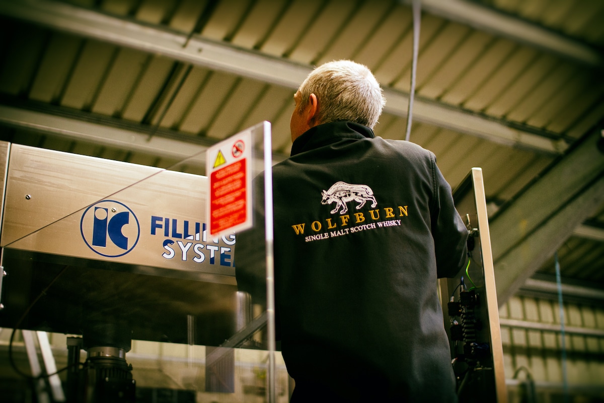 Capsuleuse et étiqueteuse installées à la distillerie Wolfburn, Écosse